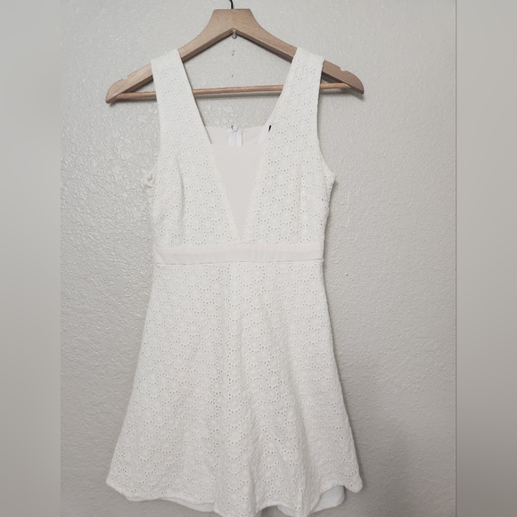 Love Reign Jr Women's White Fit & flare Eyelet Sleeveless dress Small Short - Picture 2 of 11